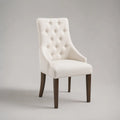Chaise capitonnée à dossier haut avec accoudoirs, tissu crème et pieds en bois brun foncé, 58 × 65 × 98 cm