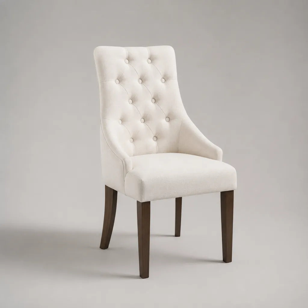 Chaise capitonnée à dossier haut avec accoudoirs, tissu crème et pieds en bois brun foncé, 58 × 65 × 98 cm
