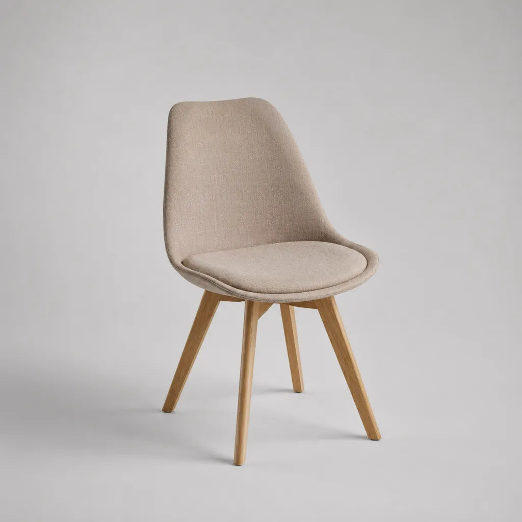 Chaise rembourrée en polyester beige avec pieds en hévéa massif et dossier incurvé, 48 × 55 × 84 cm