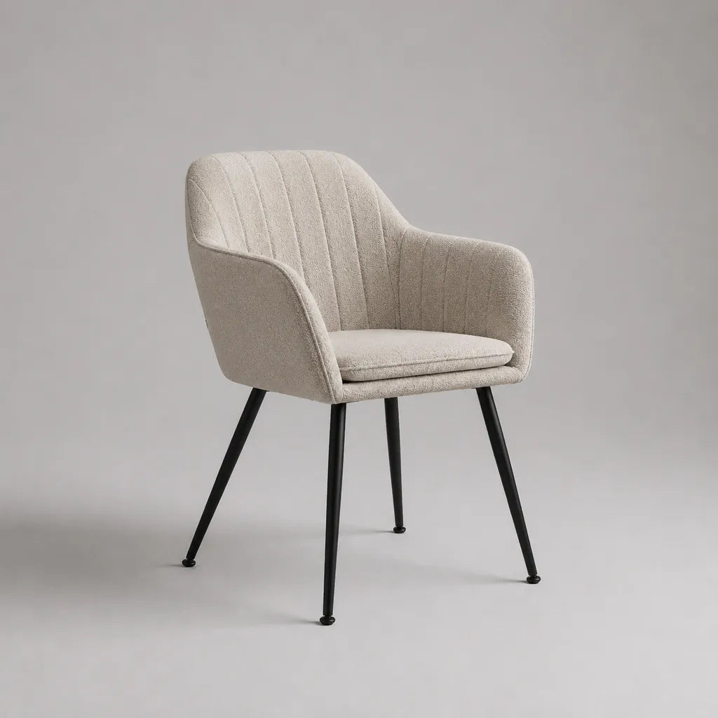 Chaise de salle à manger avec accoudoirs en tissu bouclé beige et pieds en acier noir, 58 × 61 × 82 cm
