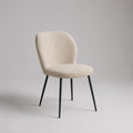 Chaise de salle à manger rembourrée en tissu bouclette crème, dossier arrondi et pieds en acier noir, 50 × 56 × 84 cm