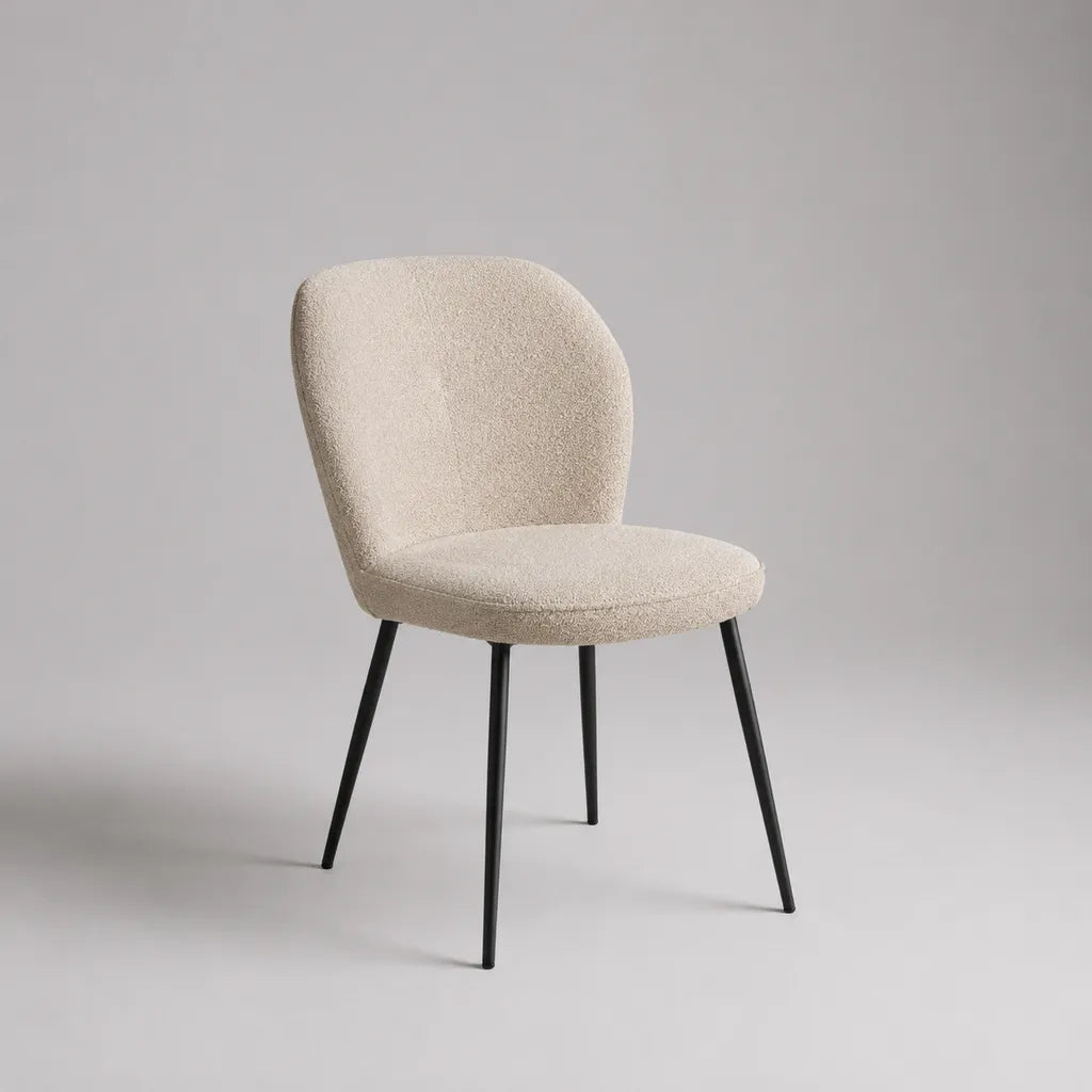 Chaise de salle à manger rembourrée en tissu bouclette crème, dossier arrondi et pieds en acier noir, 50 × 56 × 84 cm