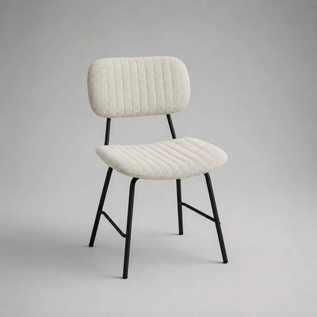 Chaise de salle à manger rembourrée en bouclé polyester écru avec dossier arrondi et pieds en acier noir, 52 × 55 × 78 cm